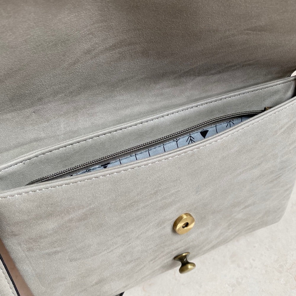 Grey purse. No name just fashion - Picture 4 of 7
